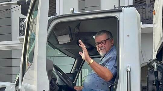 Alcalde de Arecibo en uno de los nuevos camiones.