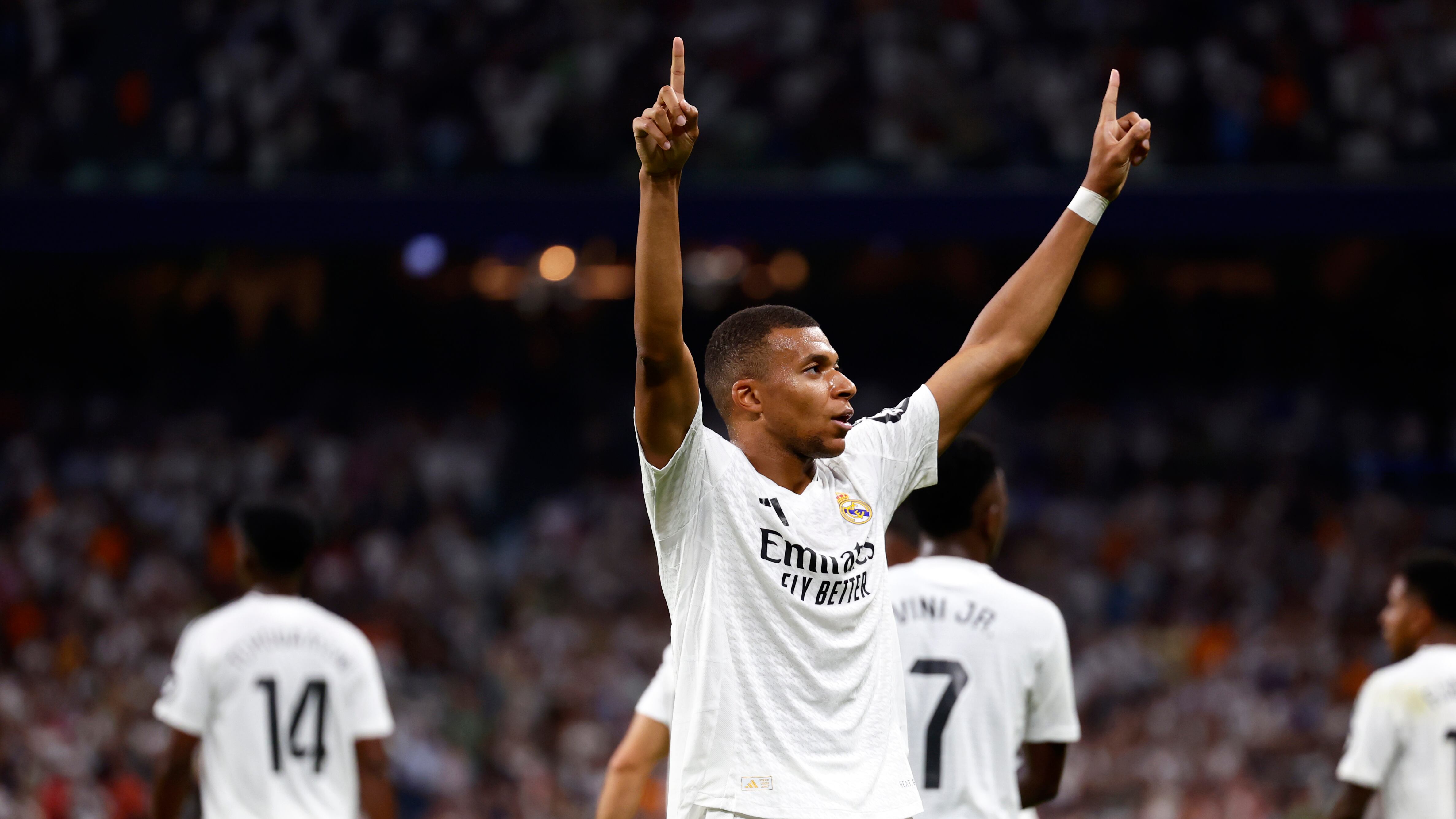 Kylian Mbappé celebra tras anotar el primer gol del Real Madrid ante Betis en la Liga española, el domingo 1 de septiembre de 2024, en Madrid. (AP Foto/Pablo García)