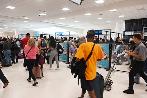 Continúan cancelaciones de vuelos en el Aeropuerto Luis Muñoz Marín por tormenta invernal en EE. UU.