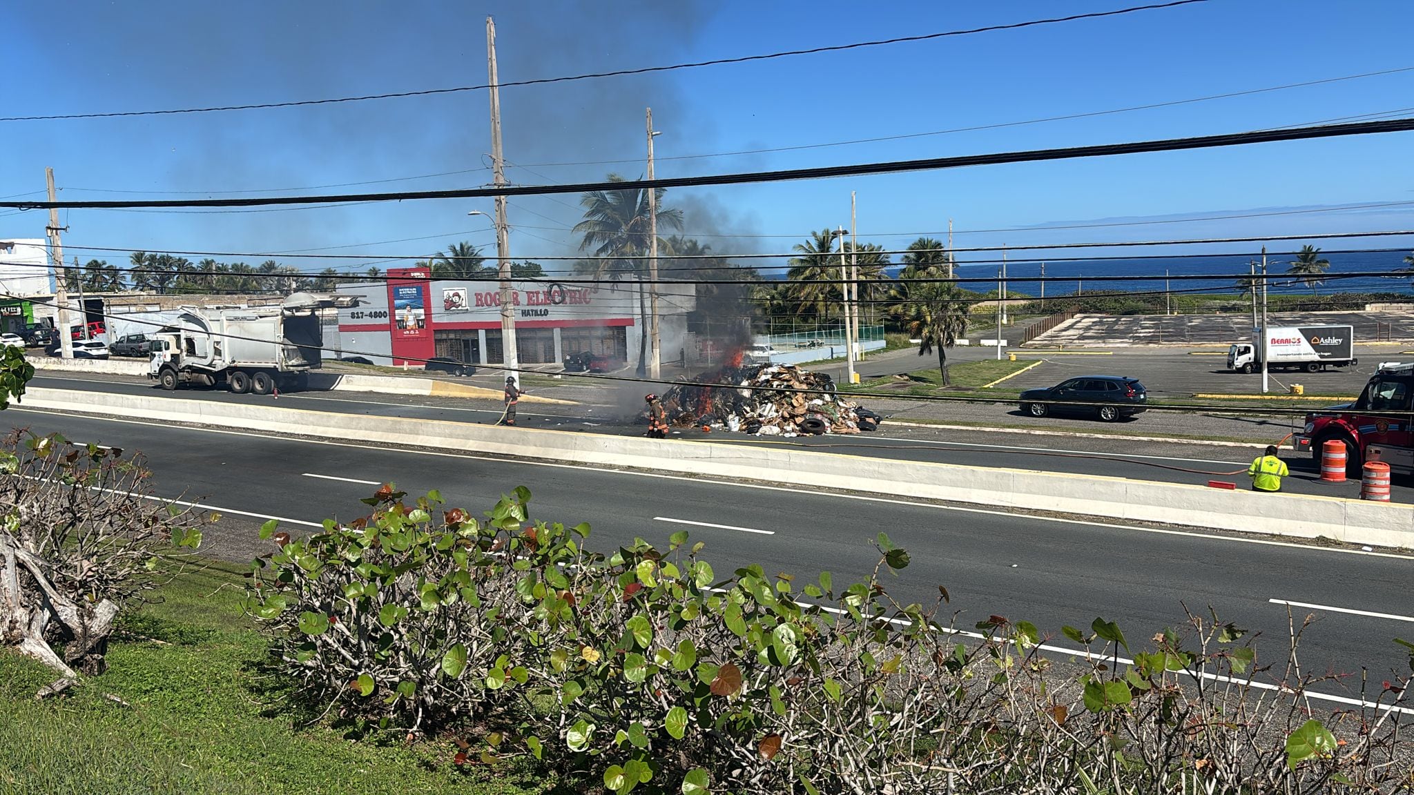 Investigan incendio de basura en la carretera PR-2 en Hatillo.