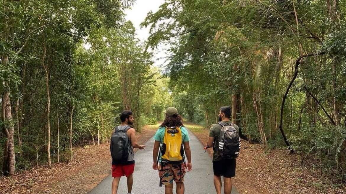 Ricardo Rivera Dávila, al centro, camina por un sendero junto a dos muchachos. Dávila se dedica a planificar recorridos guiados en Puerto Rico, especialmente dirigidos  para las personas sordas.