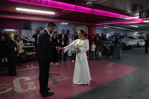 Latino que reside en Israel se casa en un refugio subterráneo en medio de la guerra con Irán