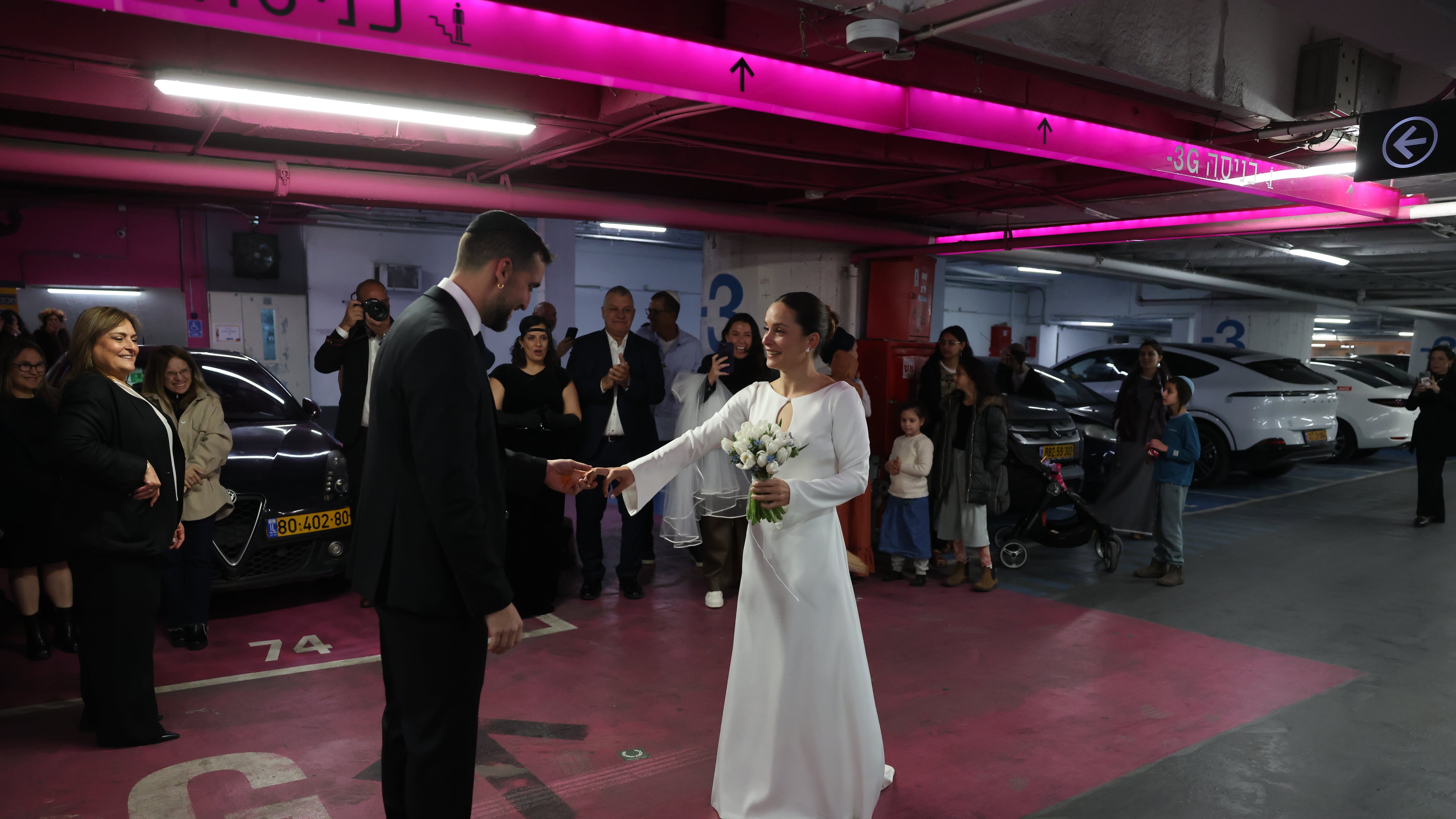 Se casan en medio de la guerra en Irán