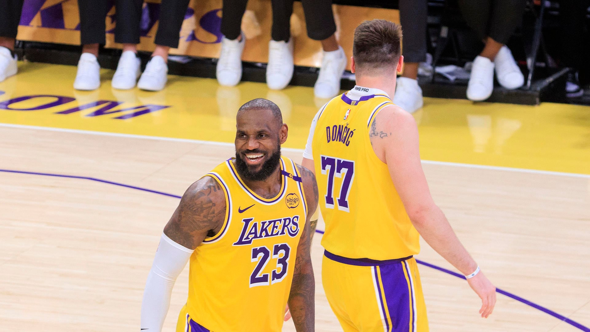 Foto de archivo de LeBron James (d) y Luka Doncic (i), de Los Angeles Lakers. EFE/Javier Rojas
