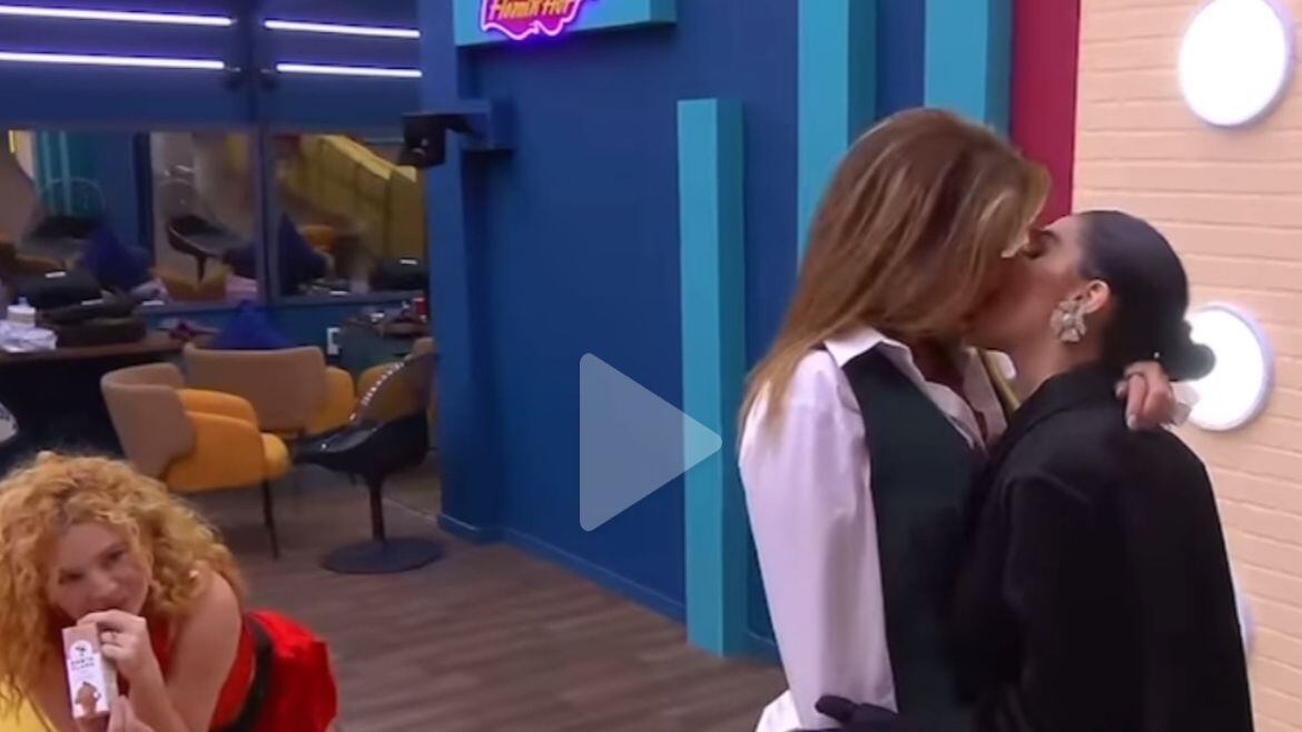 Beso de Sabine Moussier y Karime Pindter.