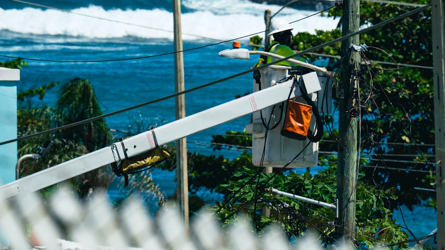 Trabajadores de LUMA Energy en trabajos de mantenimiento.