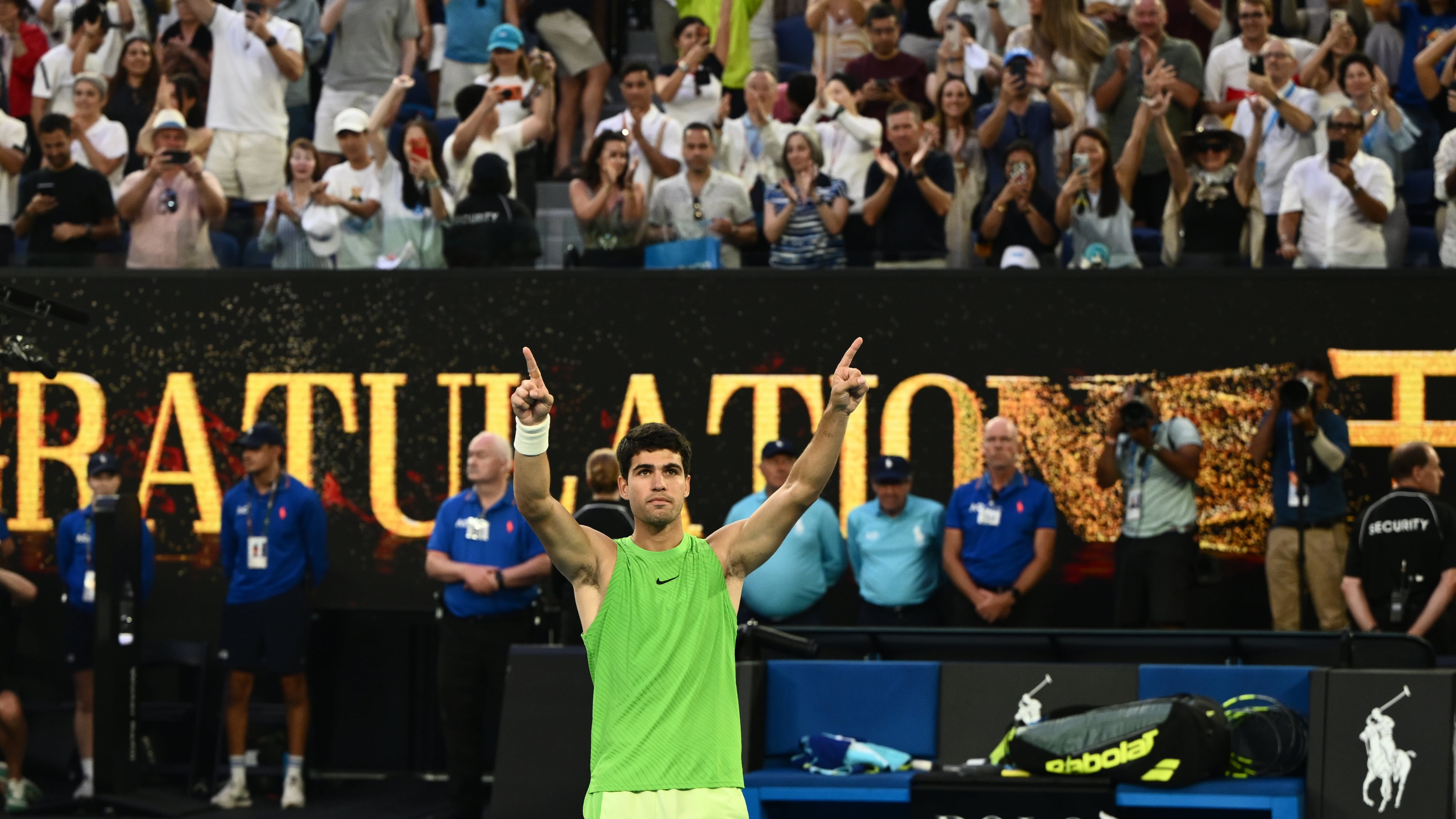 Carlos Alcaraz, número uno del mundo, celebra su triunfo ante el alemán Alexander Zverev en semifinales del Abierto de Australia.