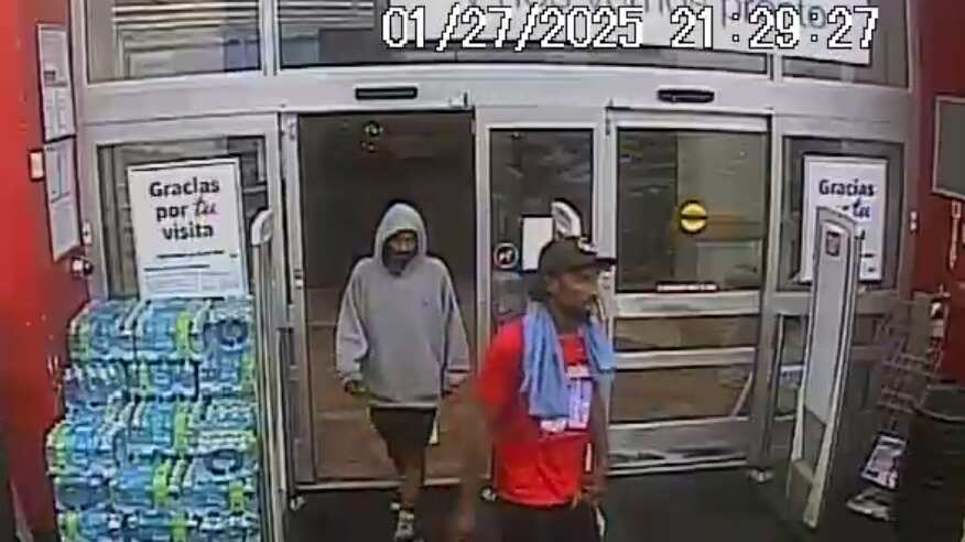 Buscan a estos dos hombres por robo en farmacia Walgreens de Morovis.