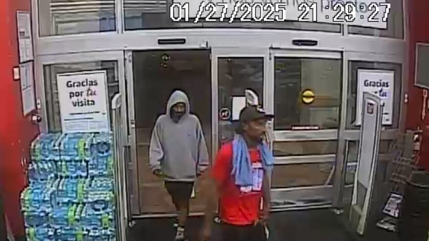 Buscan a estos dos hombres por robo en farmacia Walgreens de Morovis.