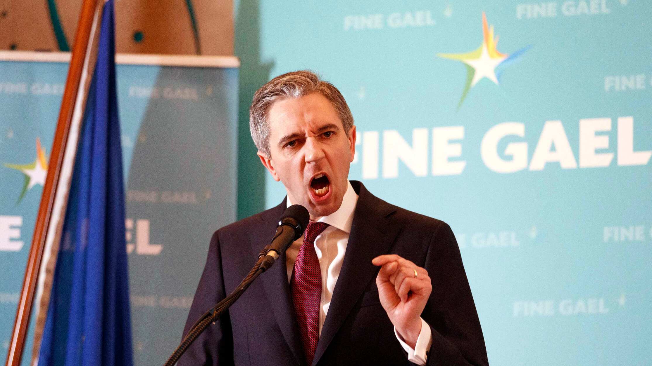 Simon Harris habla después de ser ratificado como el nuevo líder del partido Fine Gael, lo que le allana el camino para convertirse en el más joven primer ministro de Irlanda, en Athlone, Irlanda, el domingo 24 de marzo de 2024. (Eamon Ward/PA vía AP)