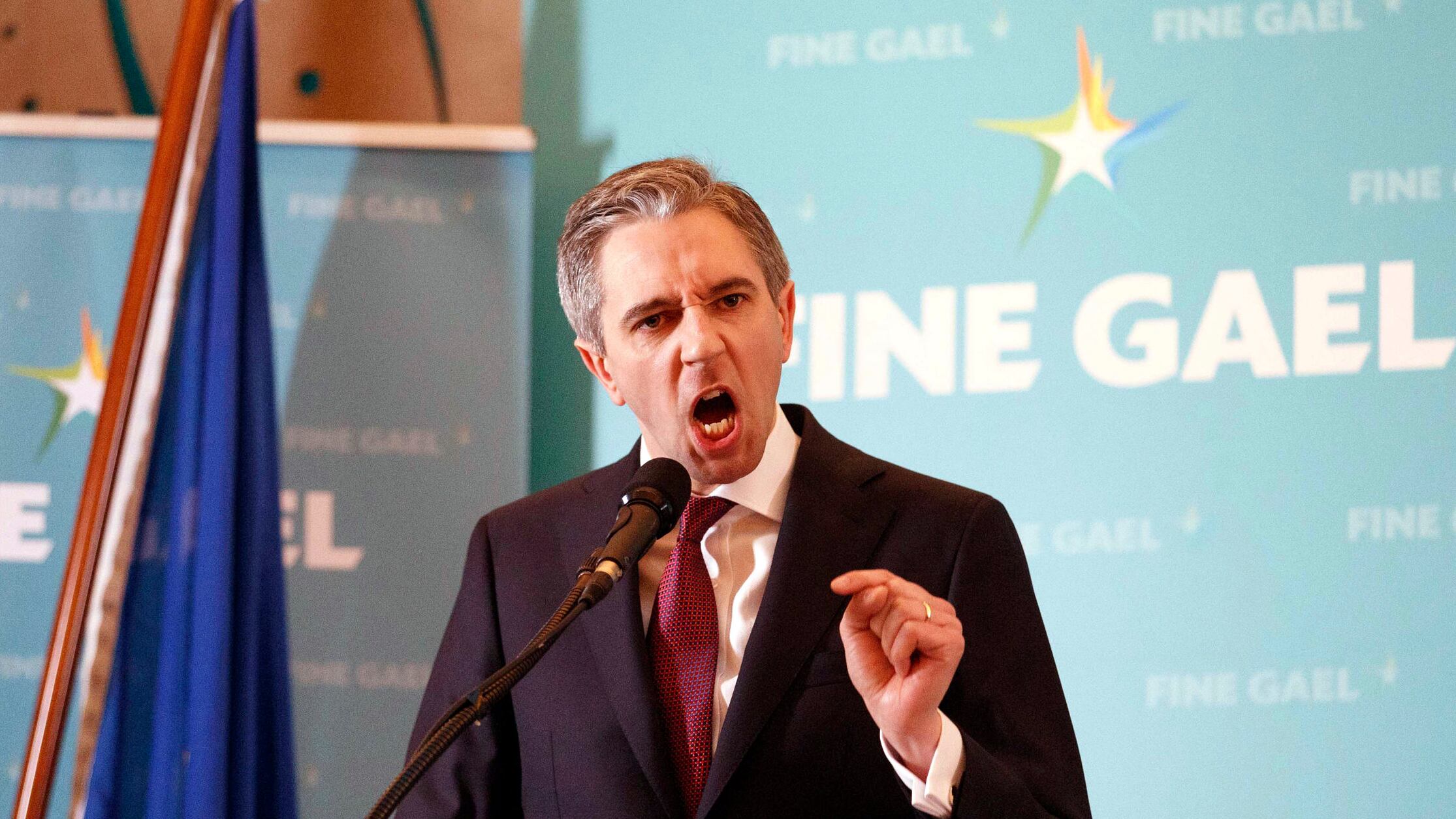 Simon Harris habla después de ser ratificado como el nuevo líder del partido Fine Gael, lo que le allana el camino para convertirse en el más joven primer ministro de Irlanda, en Athlone, Irlanda, el domingo 24 de marzo de 2024. (Eamon Ward/PA vía AP)
