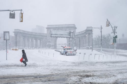 Tormenta invernal deja hasta 2 pies de nieve y paraliza el noreste de Estados Unidos