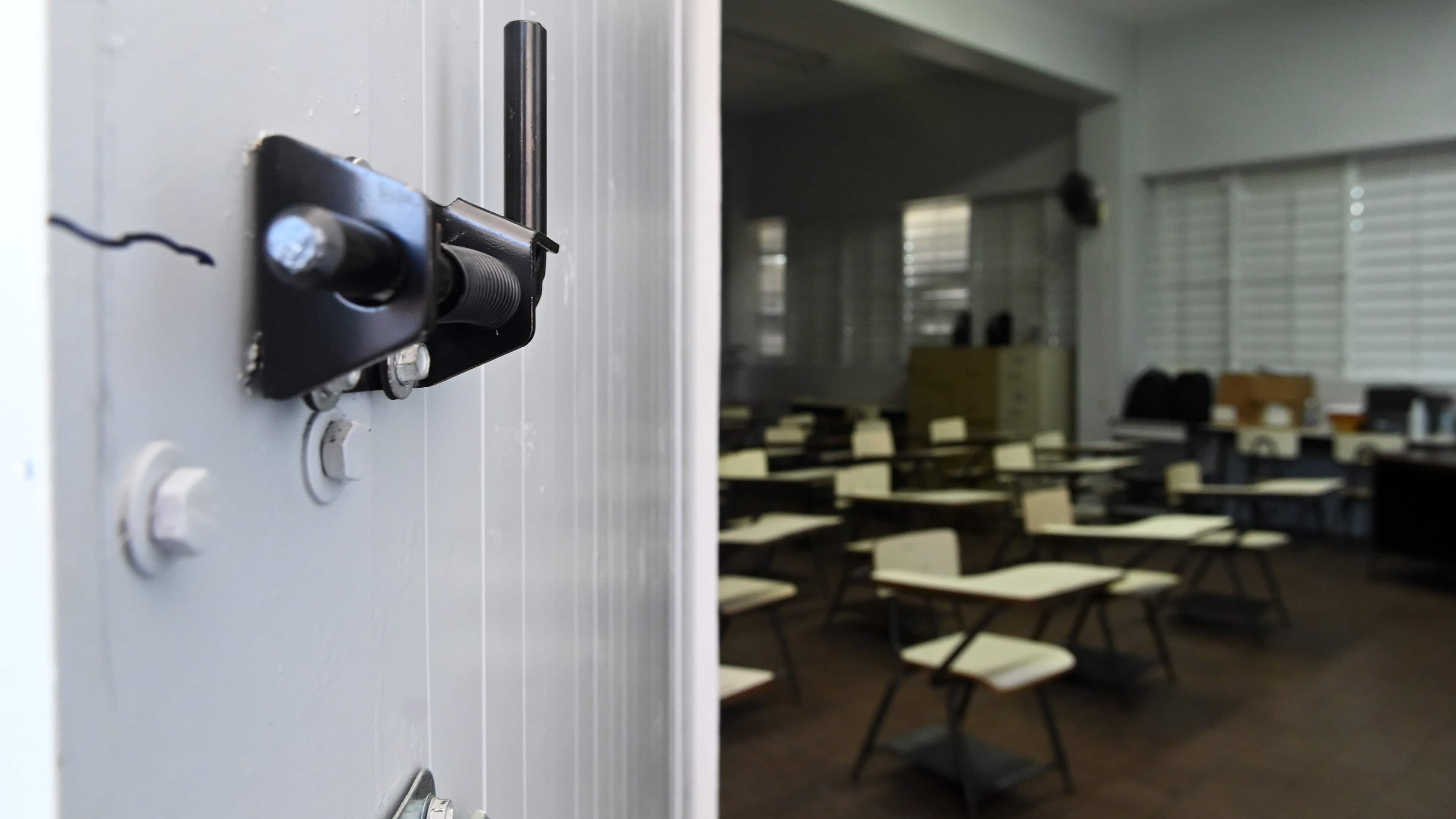 Preparativos para el comienzo de clases. Escuela Maria Labra