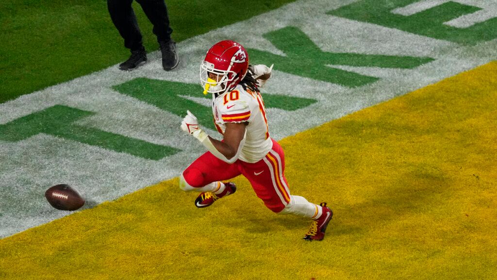 El corredor de los Kansas City Chiefs, Isiah Pacheco (10), celebra su touchdown contra los Philadelphia Eagles durante la segunda mitad del partido de fútbol del Super Bowl 57 de la NFL, el domingo 12 de febrero de 2023, en Glendale, Arizona (AP Photo/Charlie Riedel)