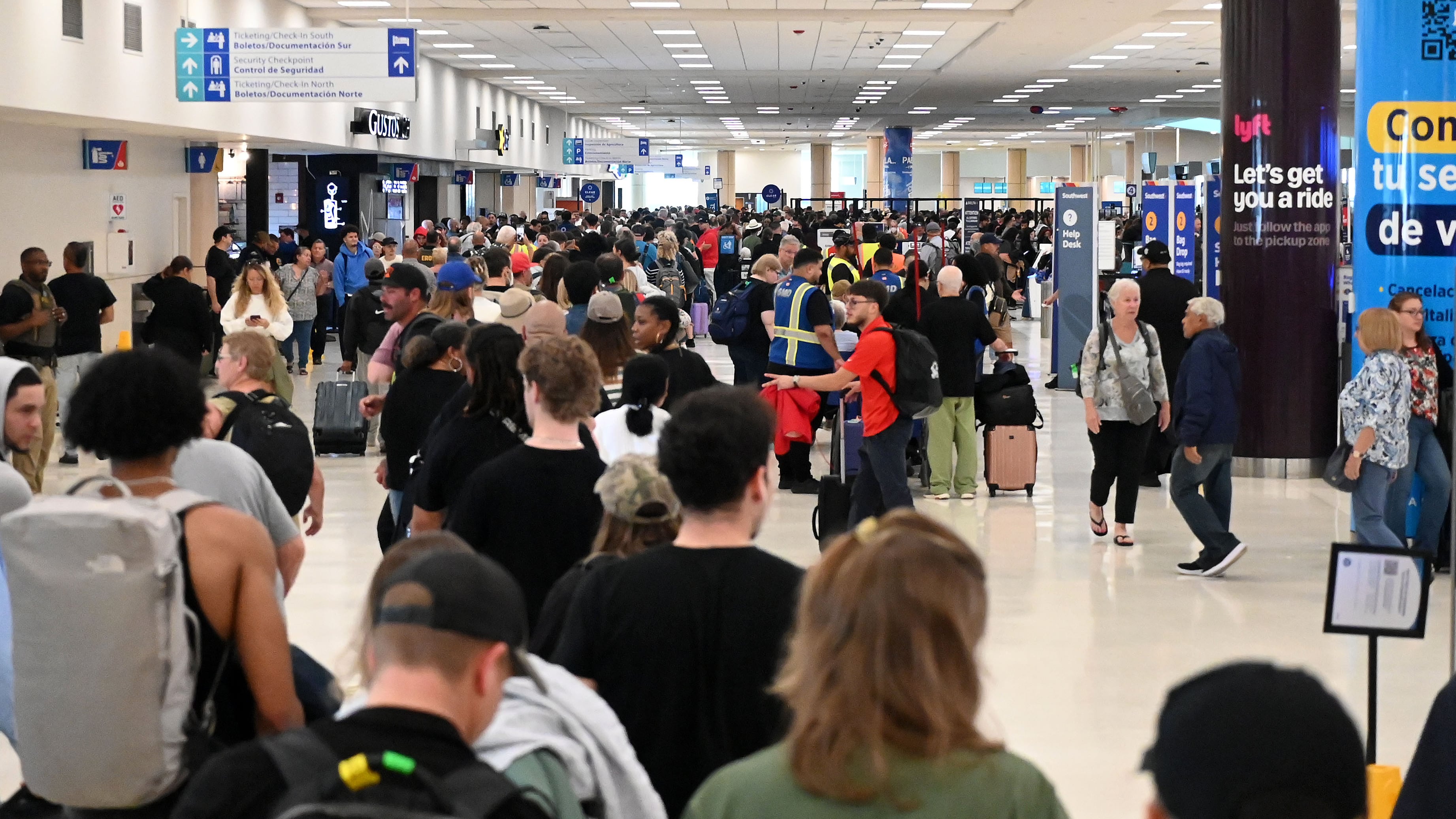 Filas de viajeros en el aeropuerto LMM. Aeropuerto Luis Muñoz Marin
