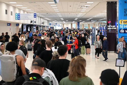 Agentes de TSA reciben paga y comienzan a mejorar tiempos de espera en aeropuertos