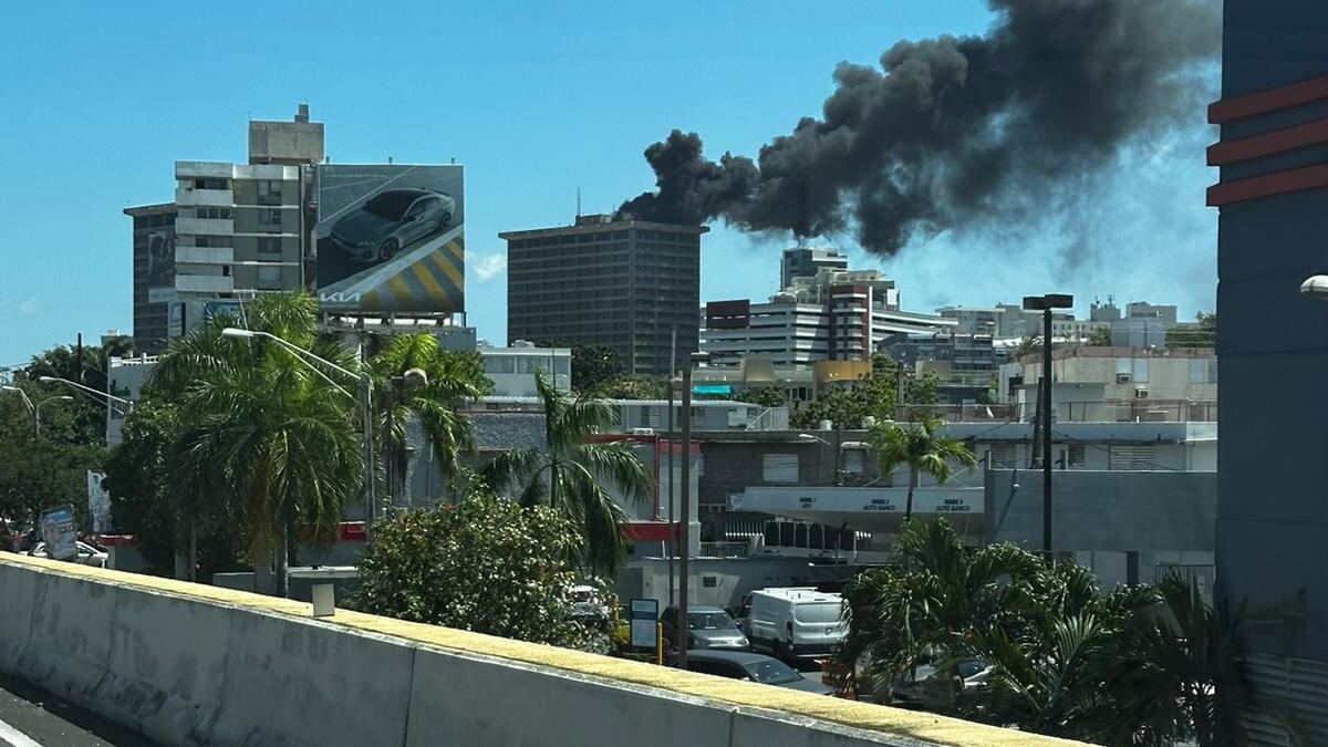 Se reportó un fuego en la azotea del edificio.