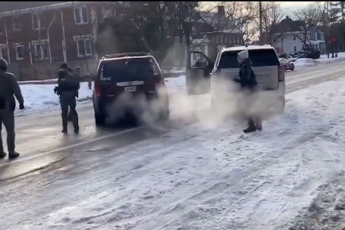 Fiscalía de EEUU no investigará por ahora al agente del ICE que mató a una mujer en Minneapolis