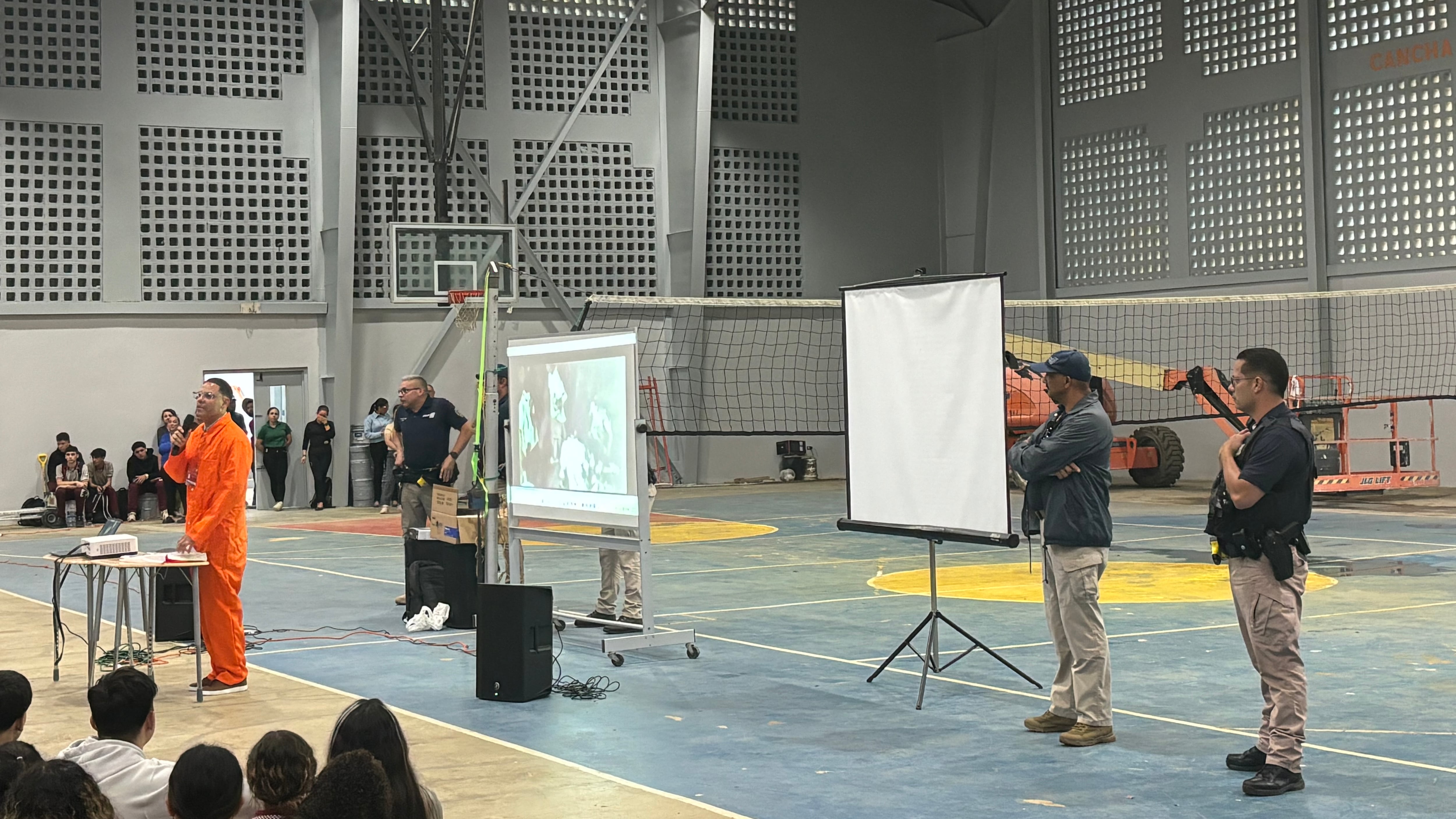 “Alex Trujillo” lleva consejos a cientos de estudiantes en Jayuya.