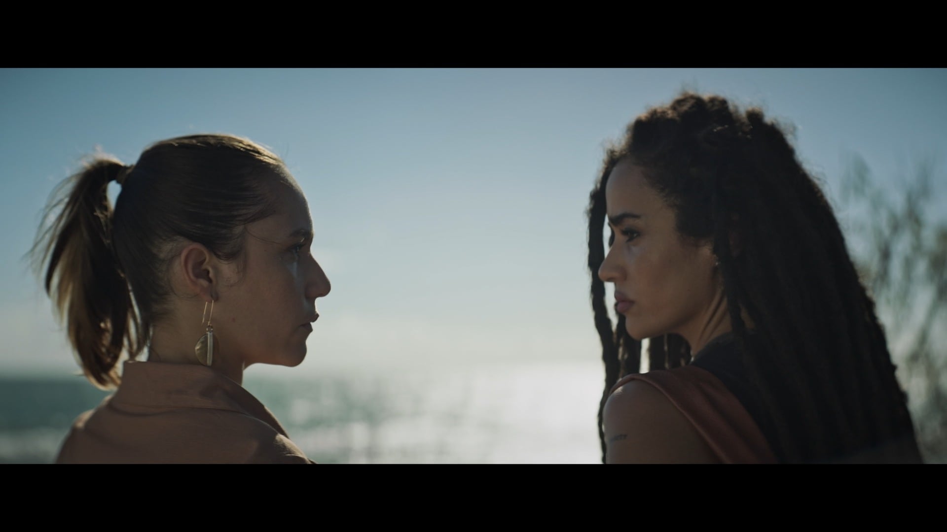 Calma Carmona (derecha).