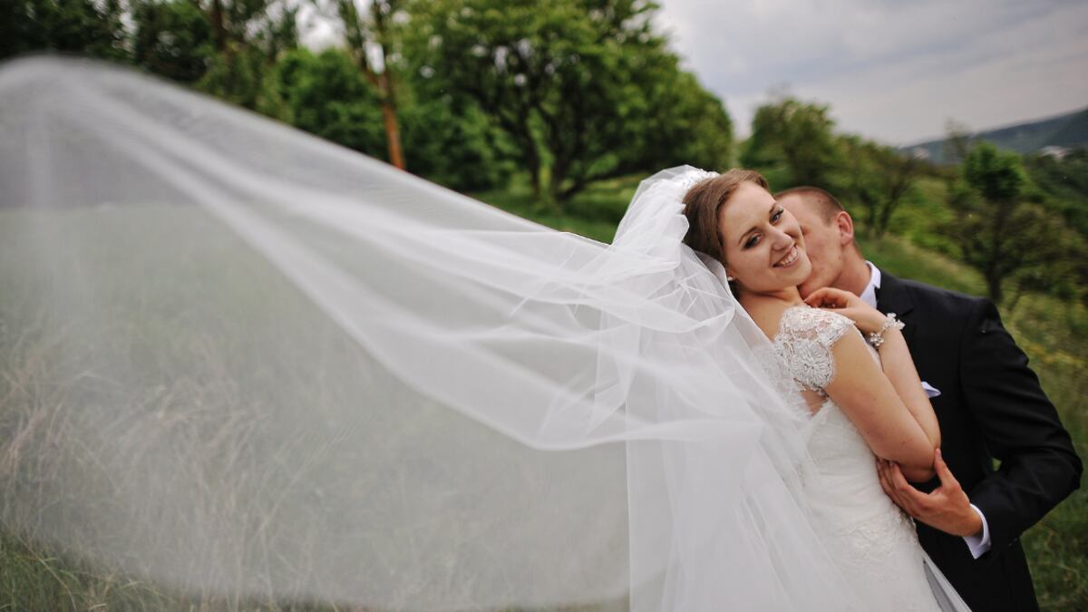 ¿El velo es cosa del pasado? Esta es la nueva tendencia que obsesiona a las novias.