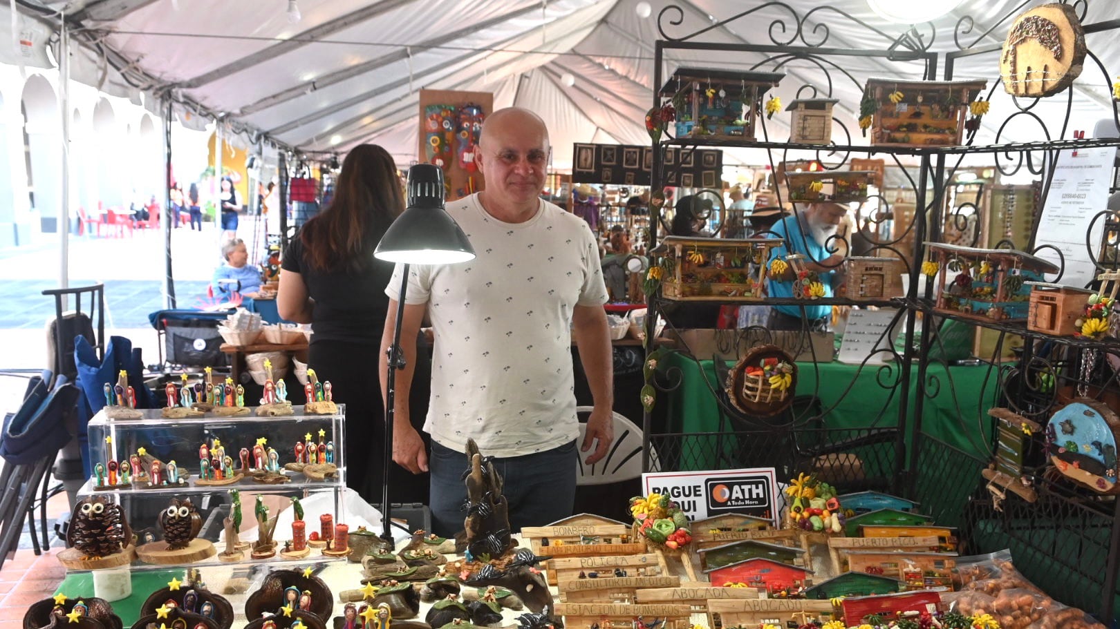 Se espera la participación de diversos artesanos, artistas plásticos, profesionales de la industria creativa, recursos artísticos y otros.