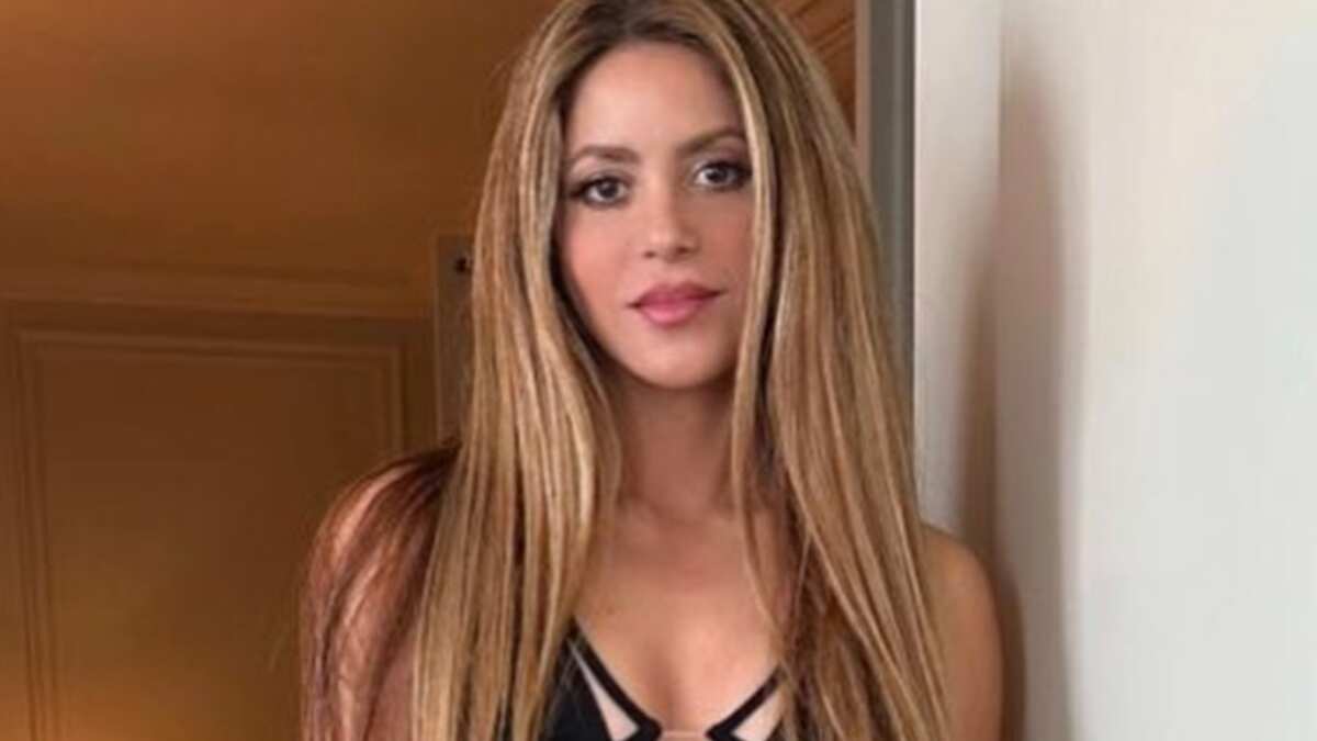 Shakira acudió al festejo de su entrañable amigo y compañero George Nader con un look juvenil.