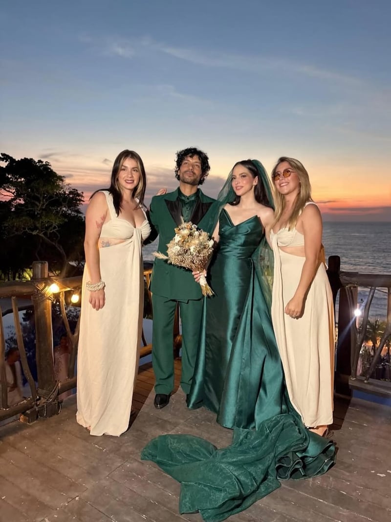 Así fue el espectacular vestido de novia verde que usó Paty Cantú