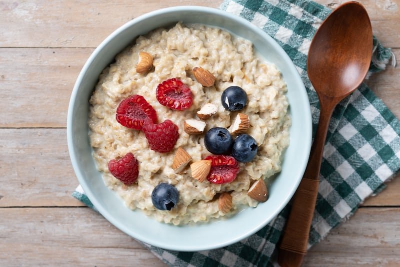 La avena es un cereal que ofrece beneficios importantes para la salud, ya que contiene una gran cantidad de proteínas (similar a la que aportan la carne, la leche o el huevo), vitaminas, minerales, grasas insaturadas y más. Foto: Freepik.