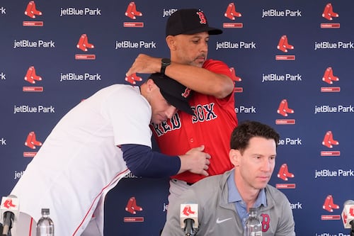 Red Sox despiden a Alex Cora tras mal inicio de temporada