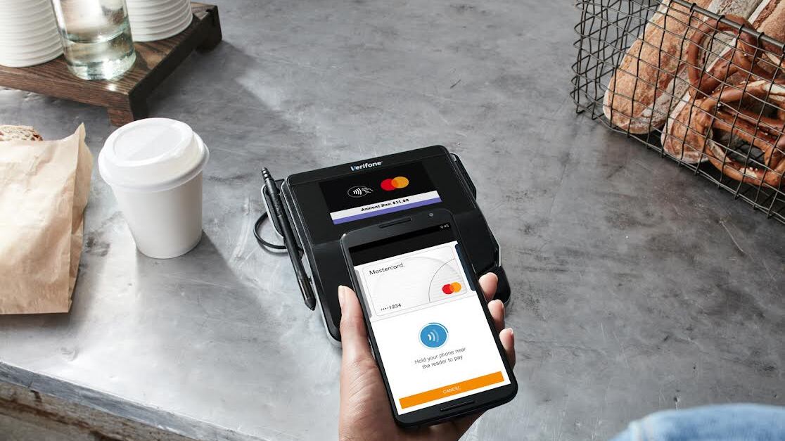 Las tarjetas de débito se destacan como el método de pago digital más confiable, con un 55% de los consumidores percibiéndolas como muy seguras.