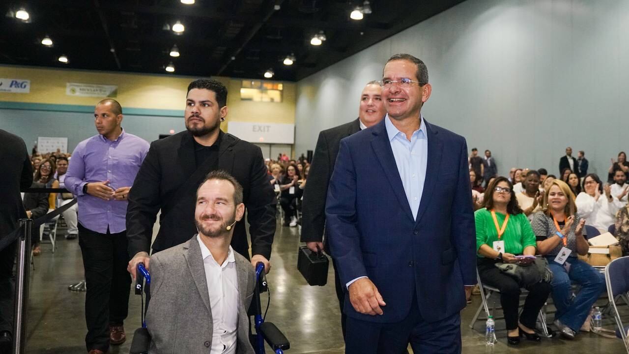 El orador Nick Vujicic junto al gobernador Pedro Pierluisi.