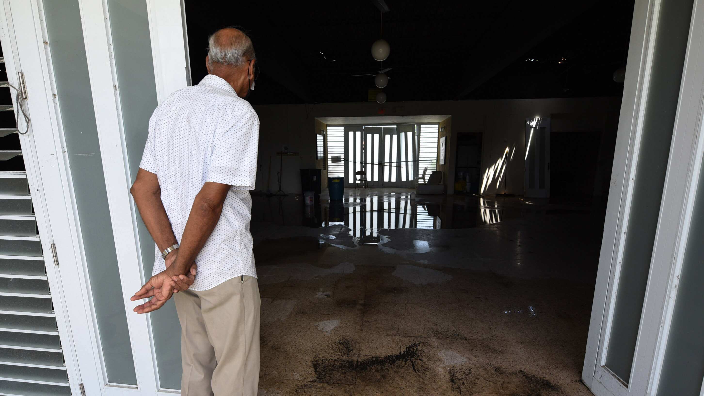 Vecinos de la urbanización Santa Juana III de Caguas hablan de las condiciones de su centro comunal y áreas que aun no han sido reparadas luego del paso del huracán María