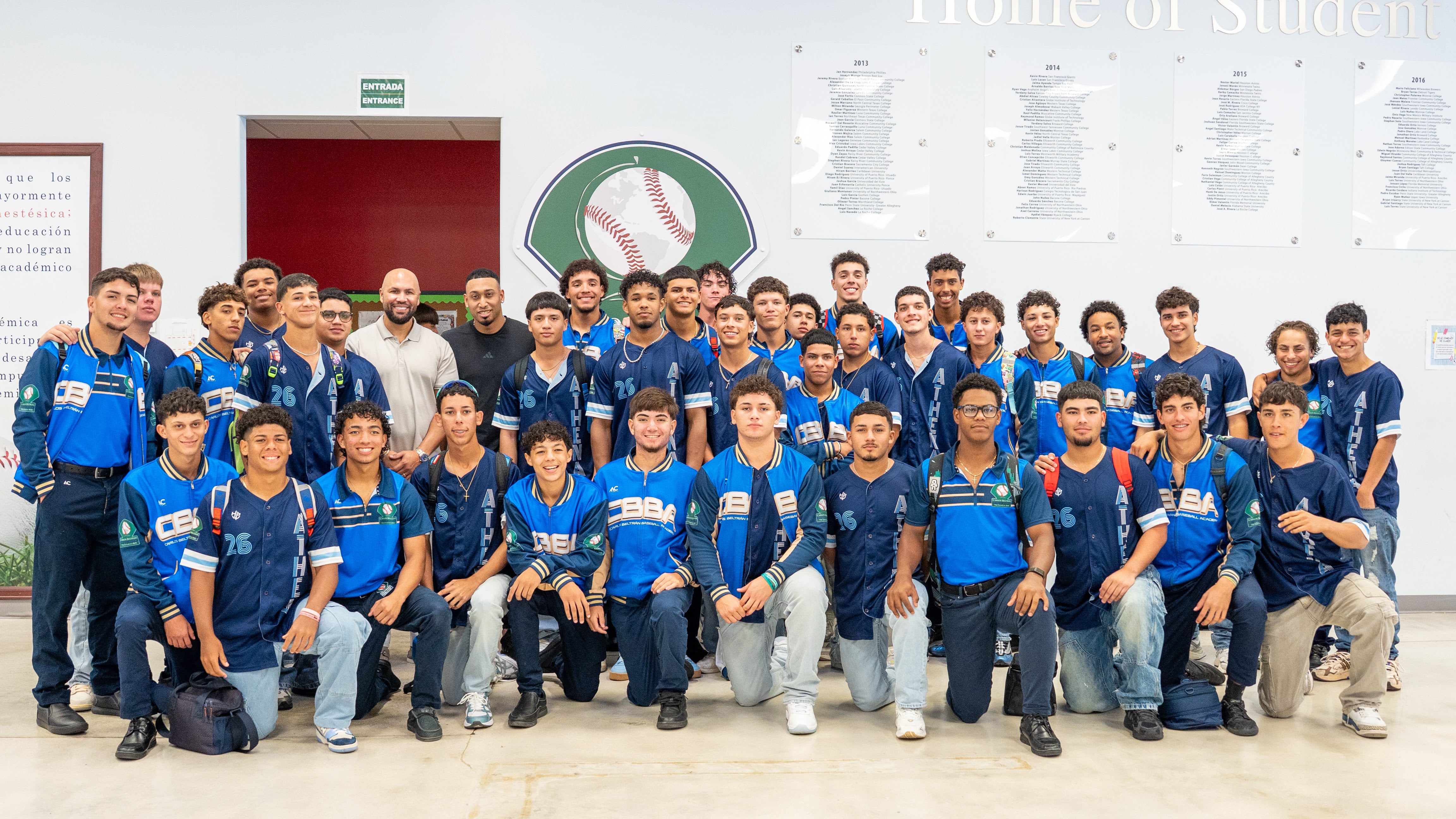 Edwin “Sugar” Díaz comparte con la nueva generación de peloteros en la academia de Carlos Beltrán en Puerto Rico