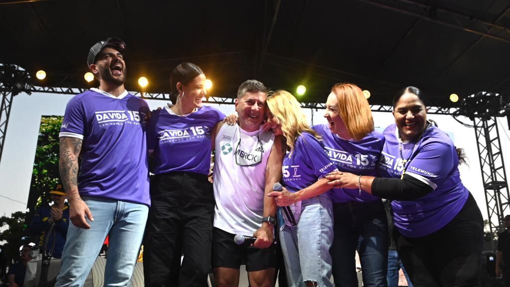 Raymond Arrieta completa su caminata y sus compañeros de Día a Día lo celebran