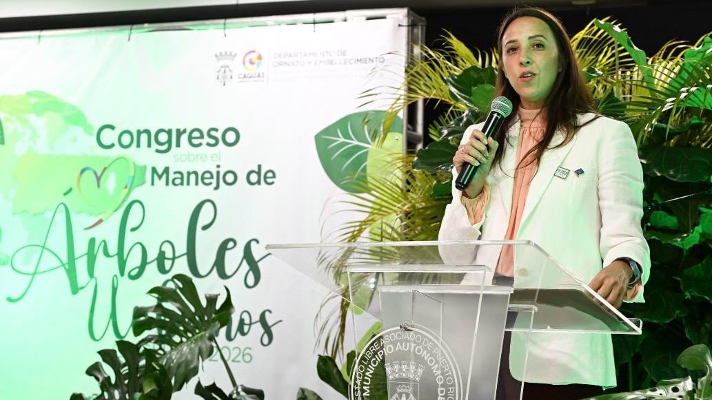 Laura Garcia Santamaria de la Organizacion Reforestemos Mexico,
ofrece su ponencia sobre de los esfuerzos que realiza su
pais en el desarrollo y manejo de arboles urbanos.