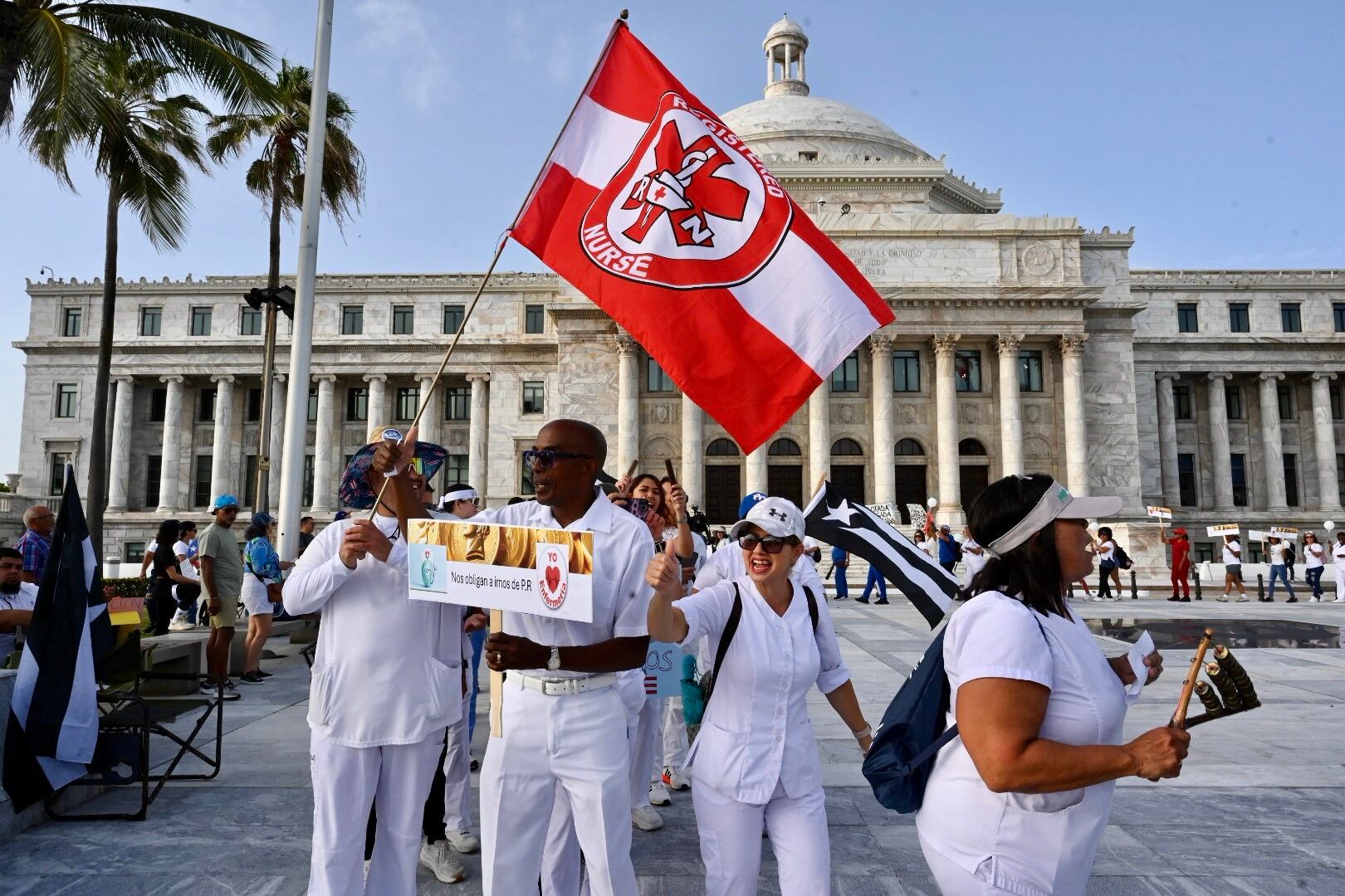 Las enfermeras y enfermeros protestan frente al Capitolio, demandando mejores condiciones de trabajo y salario. Capitolio, San Juan. Metro PR 12 de junio de 2025