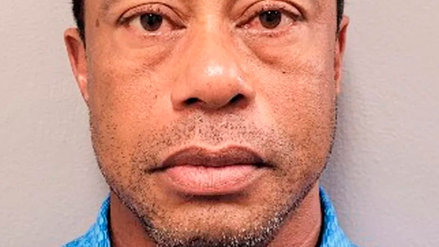 Fotografía publicada por la oficina del condado de Martin en X del golfista Tiger Woods, ganador de 15 'grandes', que fue detenido por daños a la propiedad y por negarse a una prueba de orina tras verse involucrado en un accidente de carretera en Jupiter Island, en Florida (EE.UU.), del que salió ileso, según informó la oficina del alguacil del condado de Martin.