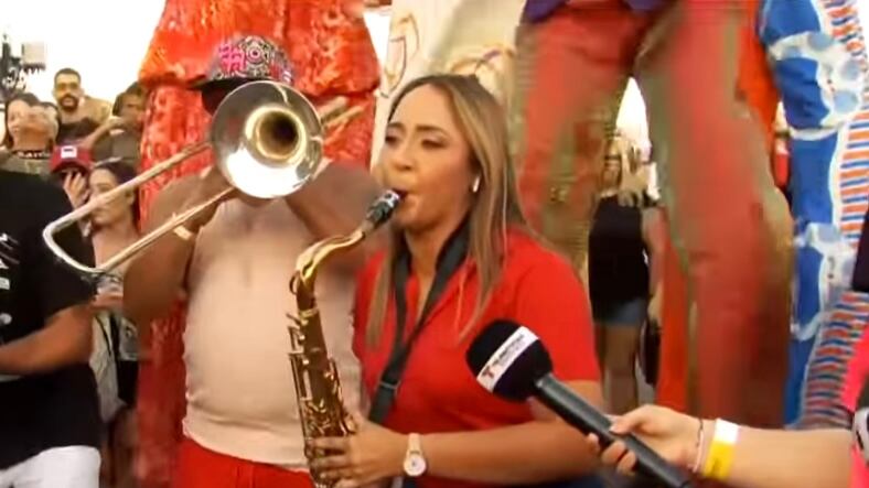 Toca saxofón durante transmisión en vivo