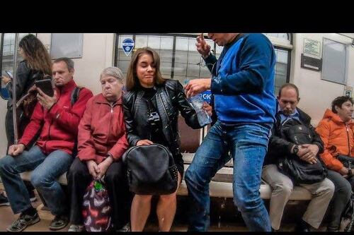 Feministas rusas rocían agua y cloro en hombres que hacen 'manspreading'