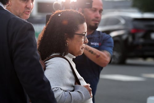 Querellante contra secretario DCR vincula figura clave en la agencia con caso de “Tata” Charbonier