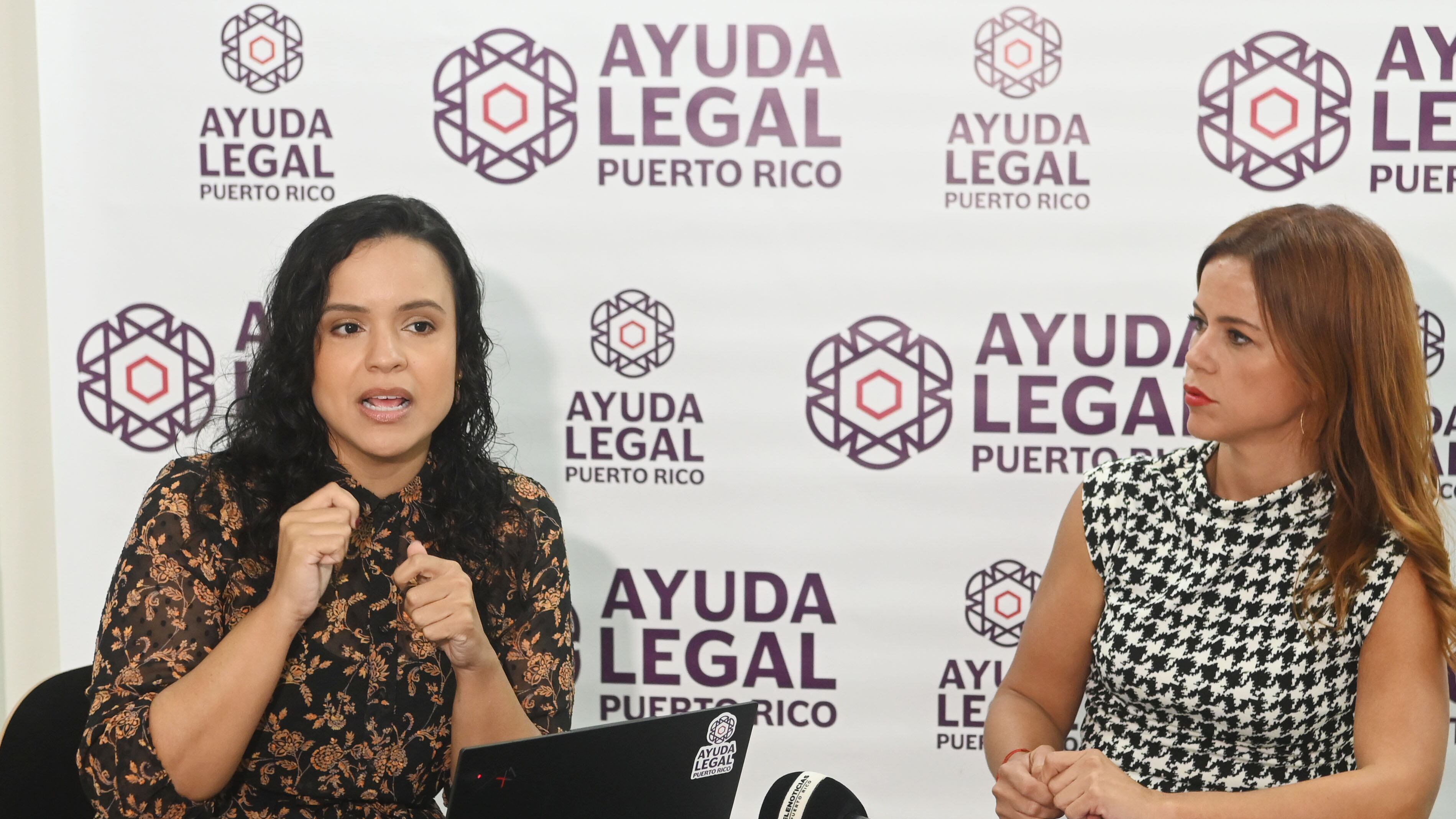 La lic. Ariadna Godreau Aubert, Directora Ejecutiva de Ayuda Legal, y la lic. Verónica González