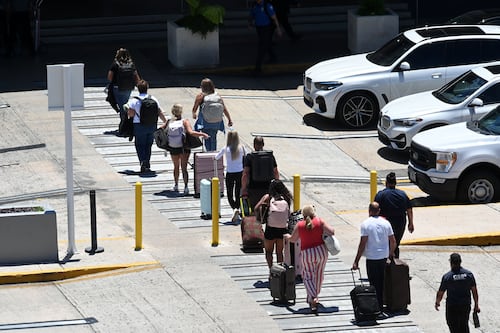 Aerostar toma medidas por largas filas en inspecciones de TSA