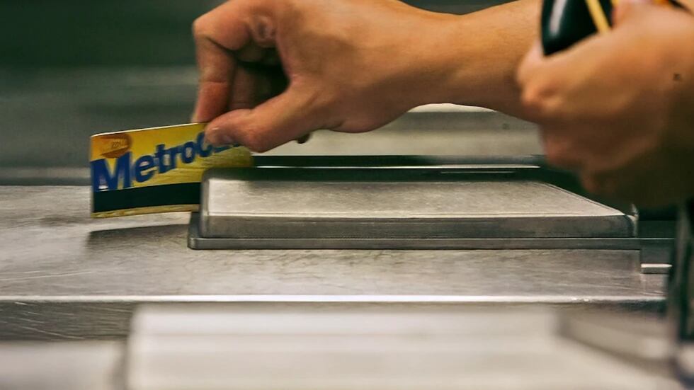 Un pasajero del metro pasa su MetroCard en un torniquete al entrar en la estación de metro 34th St., el 23 de julio de 2007, en Nueva York. (Foto AP/Mary Altaffer, Archivo)