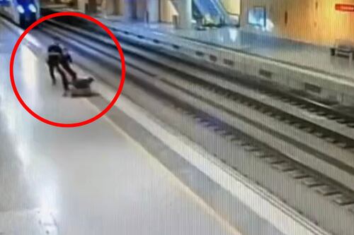 Policías salvan la vida de mujer que intentaba arrojarse a las vías del tren
