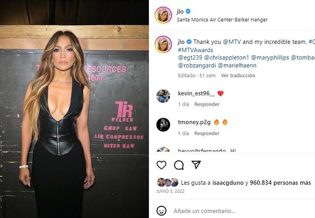 La actriz y cantante lució hermosa y sexy con este look elegante