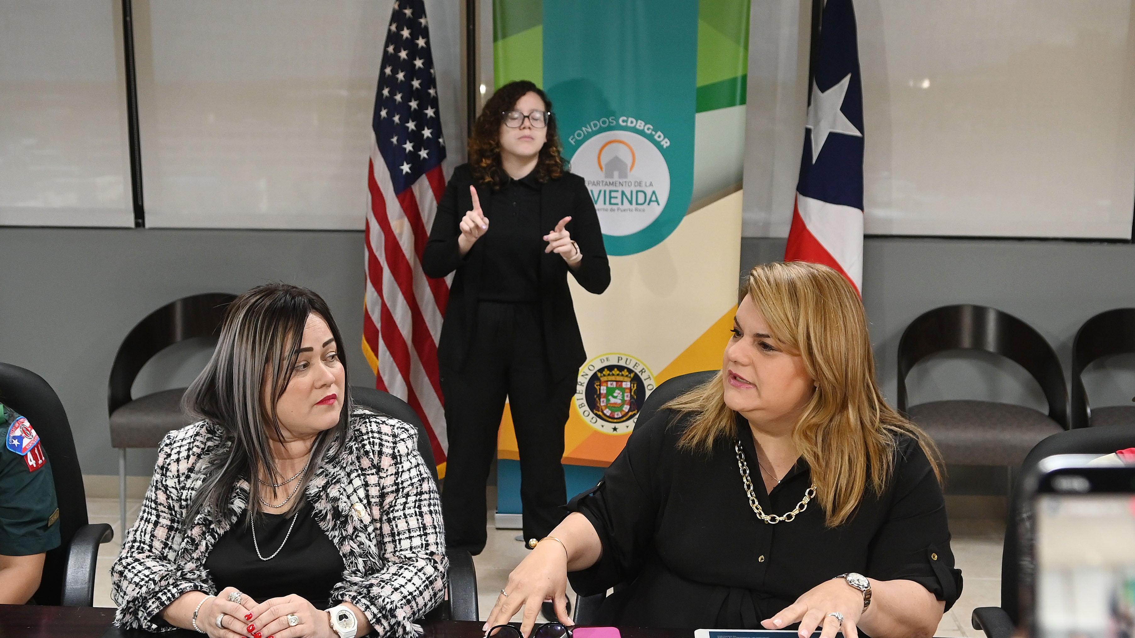 La gobernadora, Jennifer González, se reúne con el Departamento de Vivienda y su Secretaria Ciary Pérez