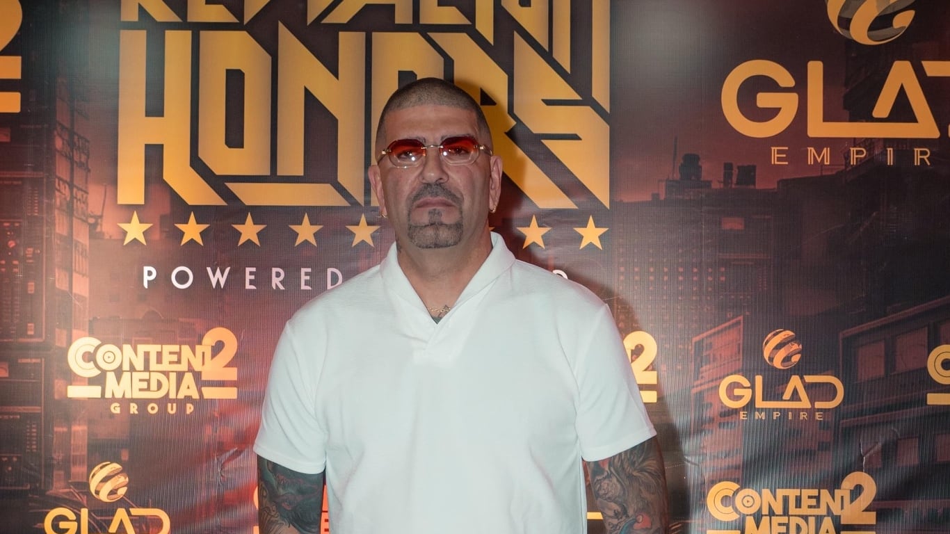 MC Ceja durante la premiere exclusiva del primer episodio de "Reggaeton Honors" en Caribbean Cinemas de Distrito T-Mobile, donde se celebró su legado como pionero del reggaetón.