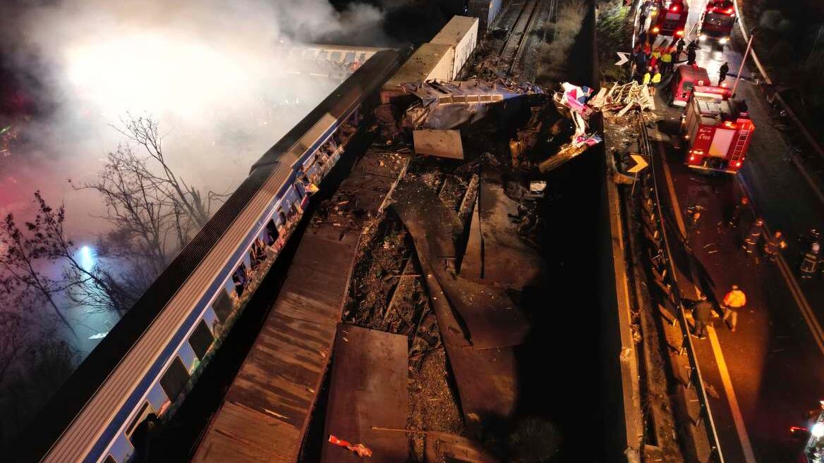 Tras choque de trenes en Grecia, bomberos y ambulancias de varias ciudades cercanas se presentaron en el lugar para ayudar a transportar a los heridos y liberar a otros que quedaron atrapados entre los escombros.