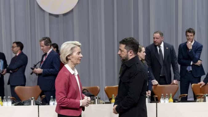 Ursula von der Leyen frente a Volodymyr Zelenskyy